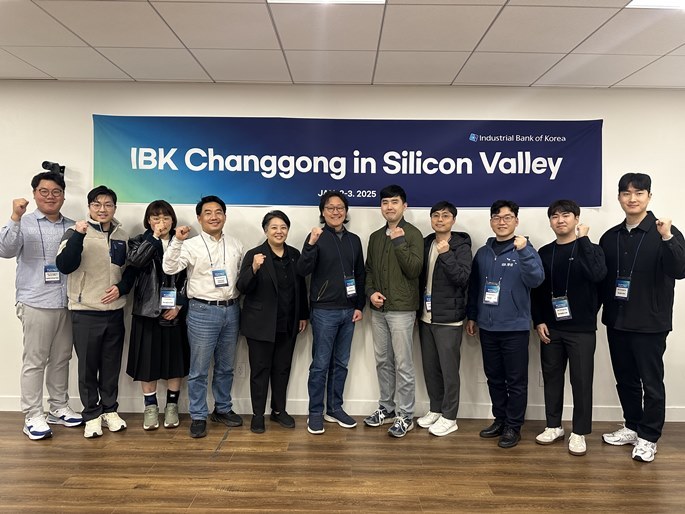 사진은 지난 2일 IBK창공 실리콘밸리 데스크에서 열린 ‘CES 2025 참가기업을 위한 현지 프로그램’에서 참가기업 관계자들이 기념촬영을 하고 있는 모습 ⓒ타임즈 