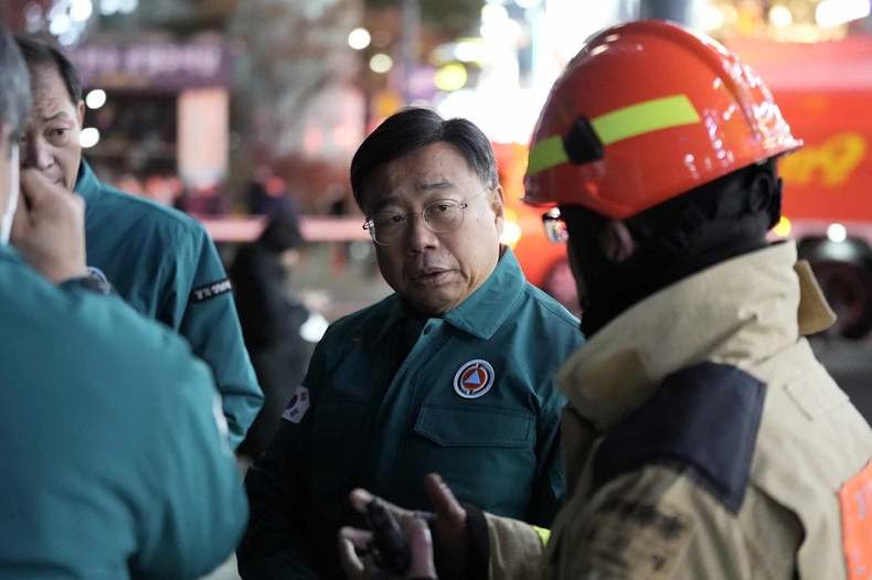 신상진 성남시장, 야탑동 복합건물 화재 현장 찾아 상황을 확인하고 있다1 ⓒ타임즈