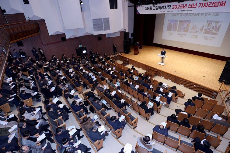 2025년 신년 기자간담회에서 이동환 고양특례시장이 ‘도시 리브랜딩' 3대 전략을 발표하고 있다. 3 ⓒ타임즈 