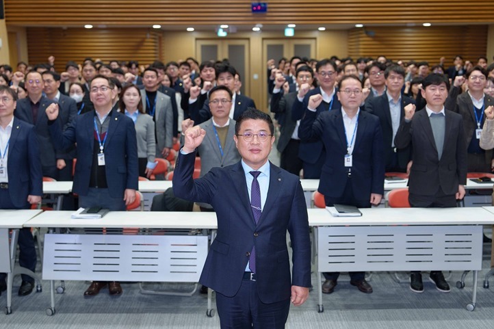 농협은행 여신심사부문 김성훈 부행장과 임직원 170여명은 14일 서울 중구 소재 본사에서 「2025년 사업추진 및 윤리경영 실천 결의대회」를 실시했다. ⓒ타임즈 