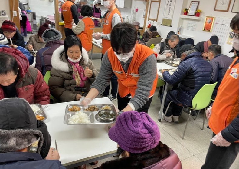 성남시자원봉사센터(센터장 장현자) 직원들이 독거노인 등을 위한 급식 봉사를 펼쳤다. 2 ⓒ타임즈 