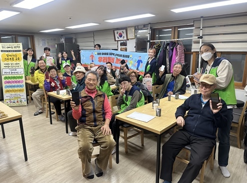 지역사회활동(경로당 1:1 스마트폰 교육) ⓒ타임즈 