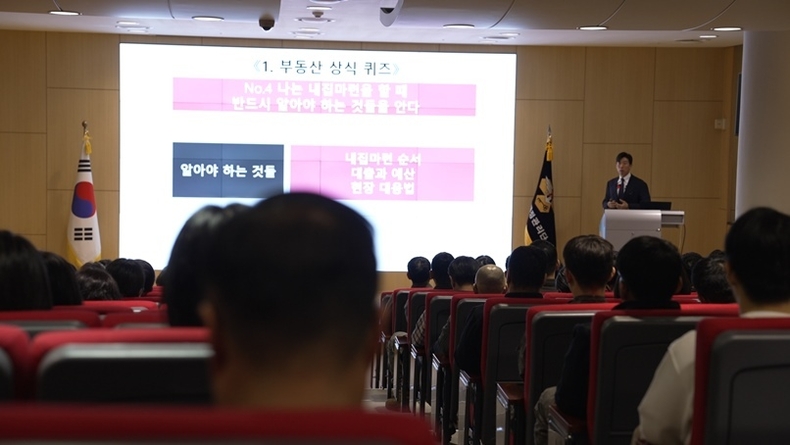 사진은 지난 16일 서울 용산구 국군재정관리단에서 국군 장병과 군무원들이 경제교육을 듣고 있는 모습 ⓒ타임즈 