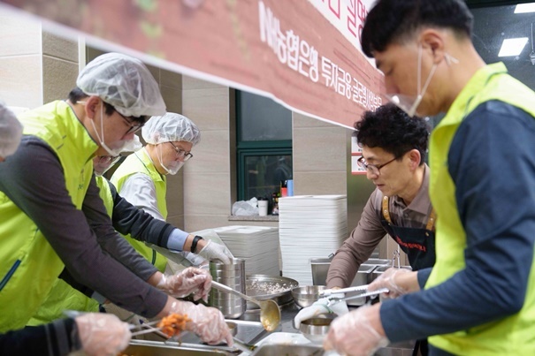 서울시 용산구 소재 ‘아침애(愛)만나’ 무료급식소에서 이청훈 부행장(왼쪽에서 제일 안쪽) 외 임직원이 배식 봉사활동을 하고 있다. ⓒ타임즈 