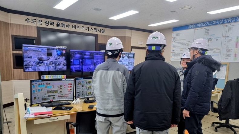 수도권매립지관리공사 재난·안전 담당자가 21일 설 연휴를 대비하여 수도권 광역음폐수 바이오가스화시설 현장을 점검하고 있다. ⓒ타임즈 