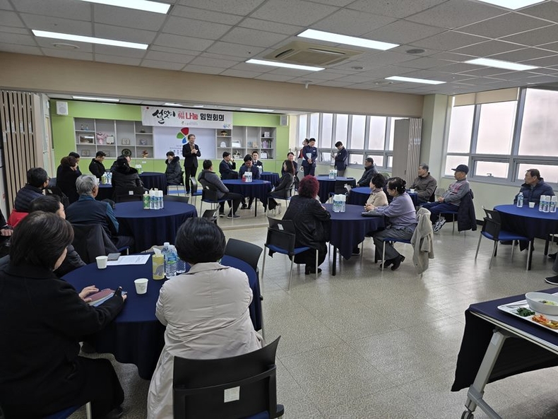 경로당 어르신들께 인사드리는 도촌종합사회복지관 이종민 관장 ⓒ타임즈 