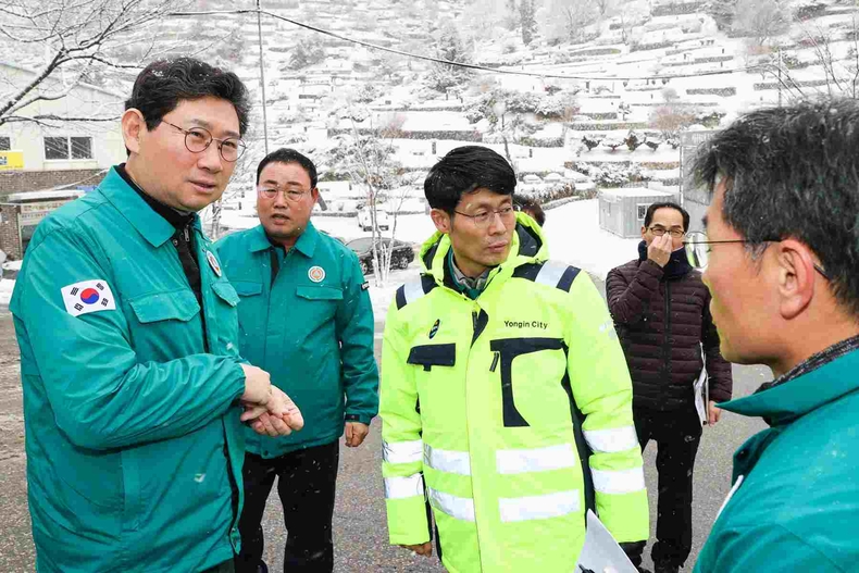 이상일 용인특례시장은 시 관계자들과 함께 27일 오전 처인구 이동읍 서리 서울공원묘원 일대 학고개 도로 주변 제설 상황을 살폈다(1) ⓒ타임즈