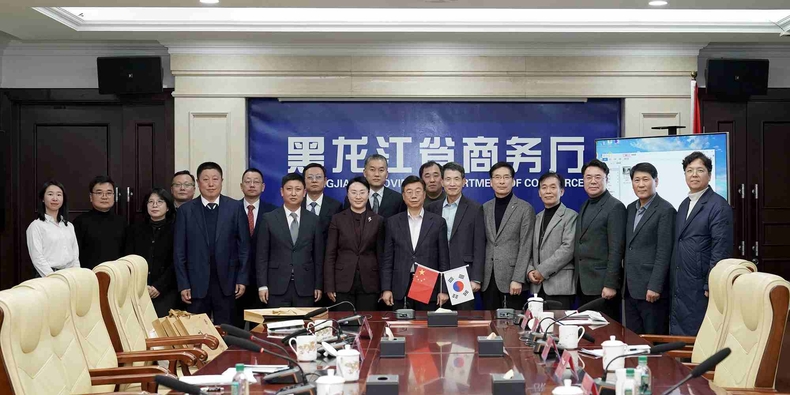 체육진흥과-신상진 성남시장이 흑룡강성 상무청과 찍은 단체사진(가운데 신상진 성남시장, 사진 왼쪽 여성 싱잉나 상무청 부청장)(1) ⓒ타임즈