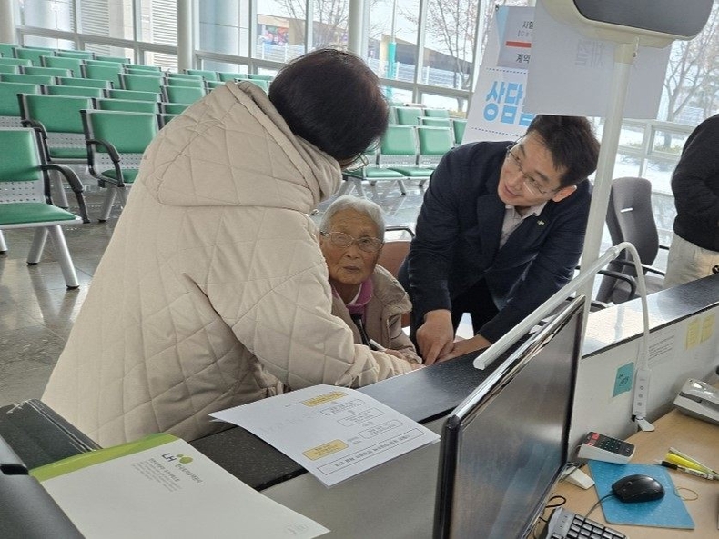 지난 7일 인천지역본부 1층 고객접견실에서 최고령 계약자인 사할린동포 이손귀 어르신이 임대주택 계약체결을 위한 상담을 받고 있다. ⓒ타임즈 