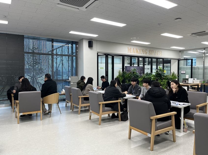 1대1 상담창구에서 각 분야별 상담을 진행하고 있다 ⓒ타임즈 