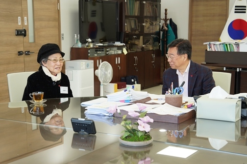 신상진 시장과 전몰군경유족 권화식 어르신께서 대화하고 있다. ⓒ타임즈 