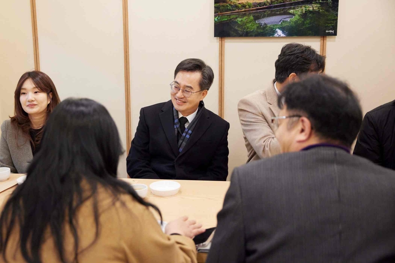 ‘무등산 노무현길’에서 이번 광주 방문에 동행한 경기도청 출입기자들과 일문일답을 나누고 있다(1) ⓒ타임즈