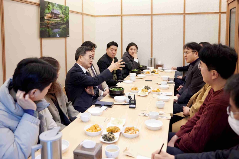 ‘무등산 노무현길’에서 이번 광주 방문에 동행한 경기도청 출입기자들과 일문일답을 나누고 있다(2) ⓒ타임즈