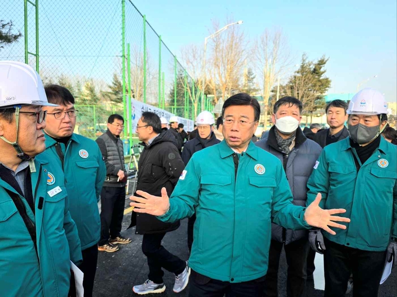 신상진 성남시장은 14일 수내교 분당 방향 가설 교량 설치 공사가 완료됨에 따라 임시도로를 개통하고 직접 현장을 점검(1) ⓒ타임즈