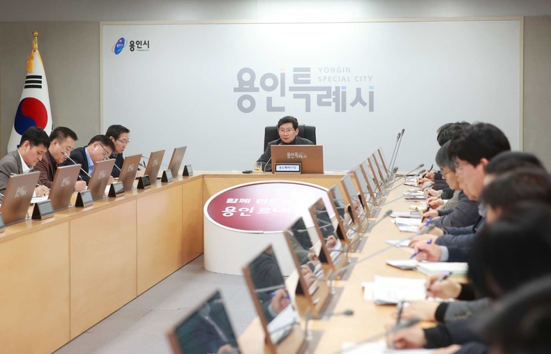 이상일 용인특례시장이 17일 열린 간부공무원 회의에서 시민체감 생활밀착형 행정의 중요성을 강조하고, 원활한 사업 추진을 참석자들에게 주문했다.