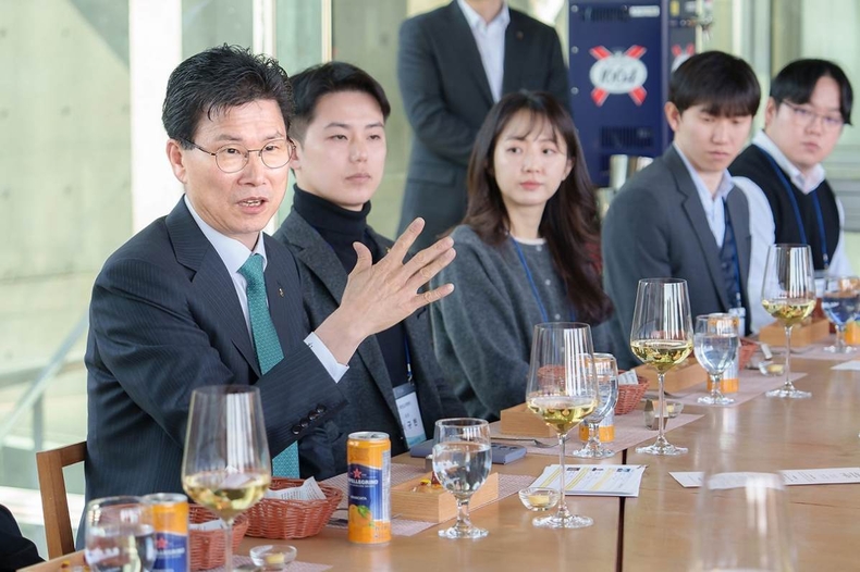 사진설명) 강태영 은행장과 직원들이 식사와 함께 질의응답 시간을 가지고 있다.