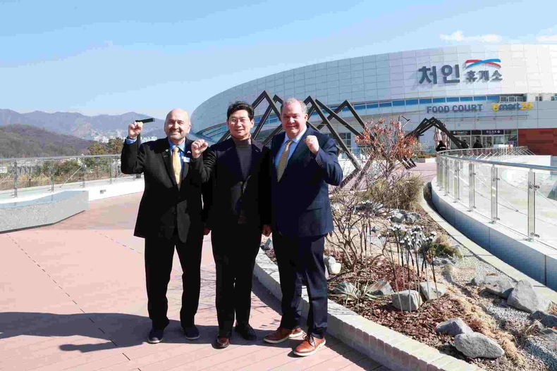 1-2. 이상일 용인특례시장과 러스 볼즈 윌리엄스 카운티 커미셔너, 드웨인 아리올라 테일러시 시장이 세종~포천고속도로 상에 상공형 휴게소로 지어진 처인휴게소를 방문한 기념으로 사진을 찍고 있다.