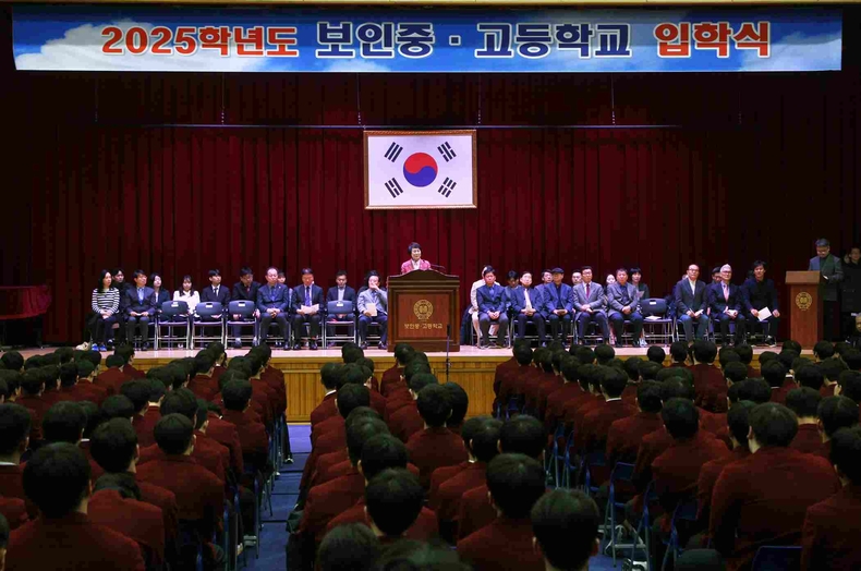 송파구의회(의장 이혜숙)는 3월 4일(화) 10시 송파구 보인고등학교 대주관에서 열린 ‘제84회 보인고등학교 입학식’에 참석(2) ⓒ타임즈