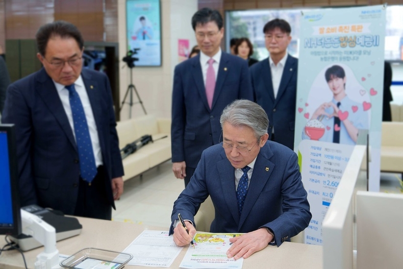 12일 농협은행 본사에서 강호동 농협중앙회장이 'NH더든든밥심예금Ⅱ' 1호 가입을 하고 있다. ⓒ타임즈 