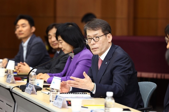 사진은 12일 성남상공회의소에서 열린 중소기업 현장 간담회에서 김성태 IBK기업은행장이 중소기업 대표들과 대화 하고 있는 모습 ⓒ타임즈 
