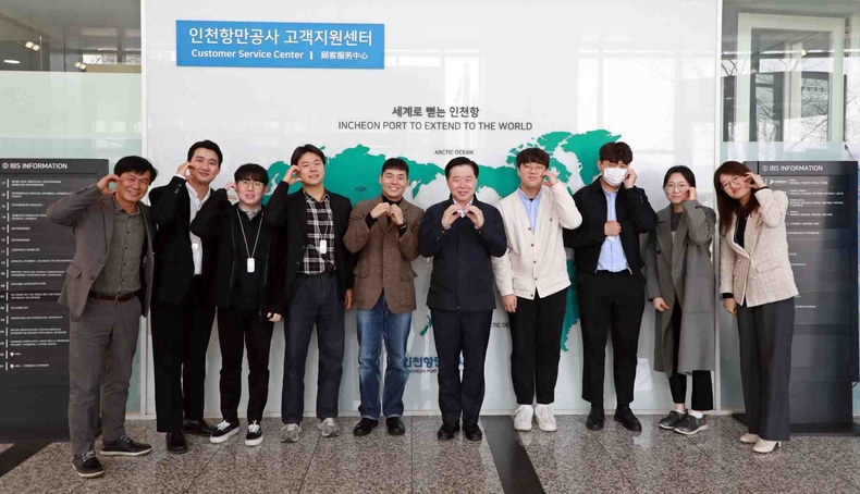 (사진) IPA 이경규 사장과 주니어보드 직원들이 기념촬영을 하고 있다 ⓒ타임즈