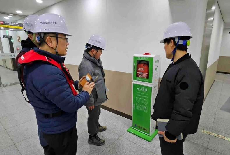 (사진1) IPA가 민간전문가와 합동으로 국제여객터미널 및 부두시설을 점검하고 있다 ⓒ타임즈