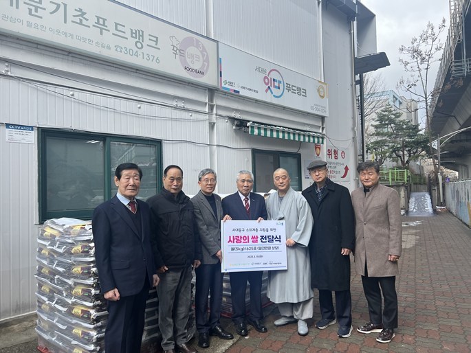 (왼쪽 세번째부터) 정현범 NH농협은행 서울본부장, 이국노 서대문구 사회복지협의회 회장, 이석천 봉원사 총무스님 ⓒ타임즈 