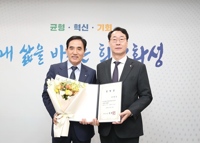 화성도시공사 제8대 한병홍 사장 임용식(좌: 화성도시공사 한병홍 사장, 우: 화성시 정명근 시장). (화성도시공사 제공) ⓒ타임즈 