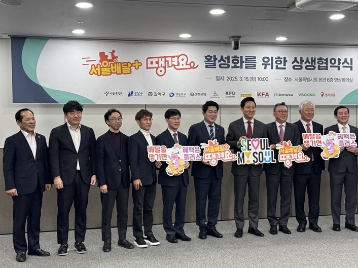 소영철 시의원이(사진맨왼쪽) 상생협약식에 참석하여 기념촬영을 하고 있다 ⓒ타임즈 