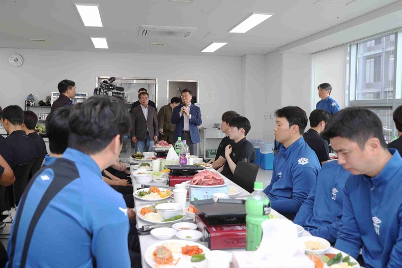 1. 성남시장이 24일 분당구 클럽하우스에서 성남FC 선수단과 격려 오찬에서 인사말을 전하고 있다 ⓒ타임즈