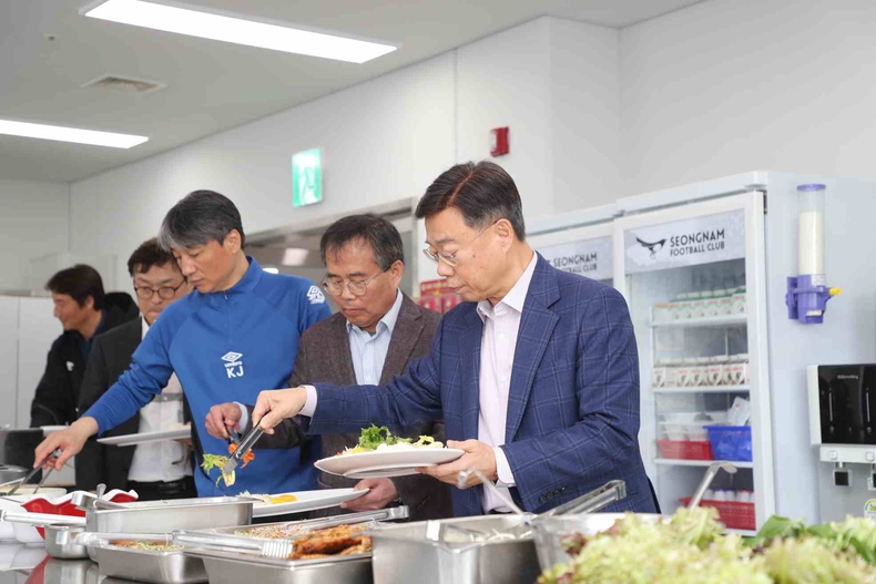 2. 성남시장이성남FC 선수단과 격려 오찬을 함께 하고 있다 ⓒ타임즈