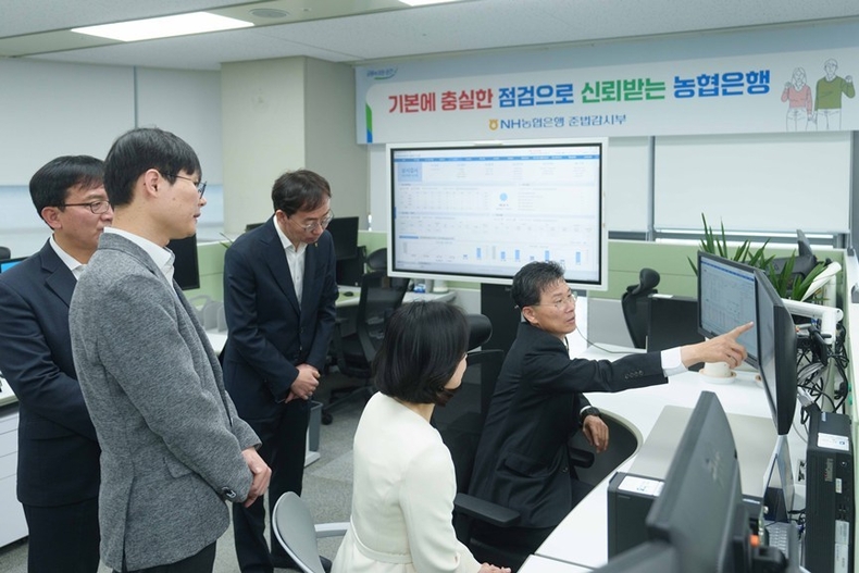 강태영 농협은행장이 본사에서 상시감사 및 자점감사 시스템 시연을 참관하고 있다. ⓒ타임즈 