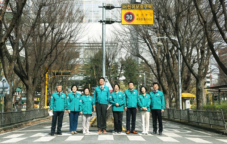 지난 3월 24일(월) 제320회 임시회 기간 중 상임위원회 활동으로 신천어린이교통공원 및 잠실미성크로바아파트 주택재건축정비사업 공사현장을 방문했다. ⓒ타임즈 