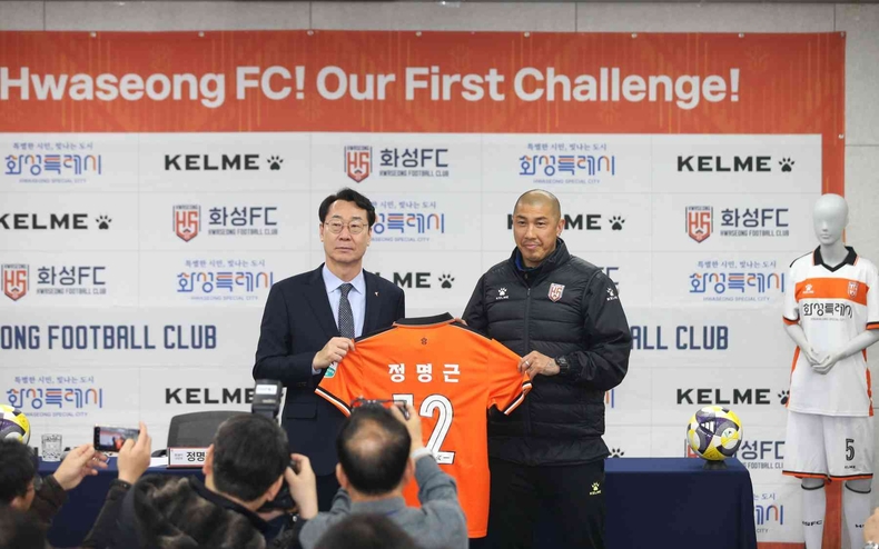 1-3 정명근 화성특례시장 및 화성FC 구단주가 차두리 화성FC감독에게 기념 유니폼을 전달받고 있다