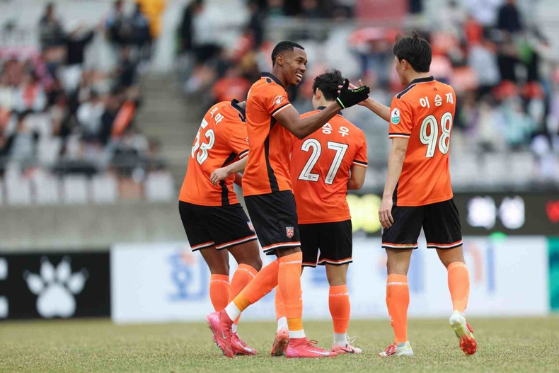 1-4 화성FC 선수들이 경기 중 서로를 격려하고 있다