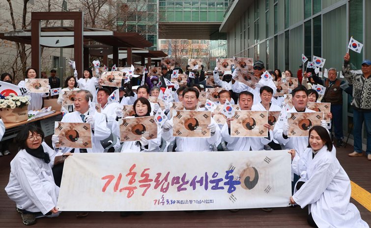  29일 이상일 용인특례시장이 기흥독립만세운동 기념식 참석자들과 기념사진을 찍고 있다 ⓒ타임즈 