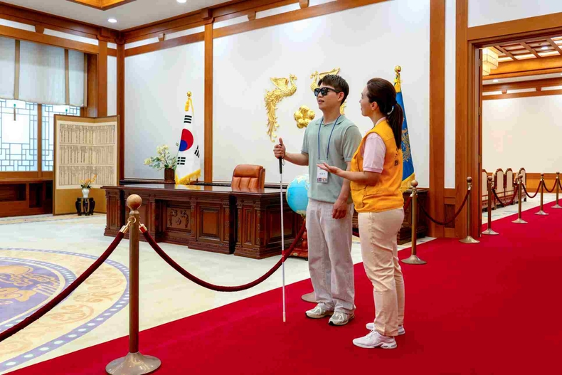 (사진1) 청와대 코스를 둘러보는 현장영상해설사와 시각장애인 참가자 ⓒ타임즈