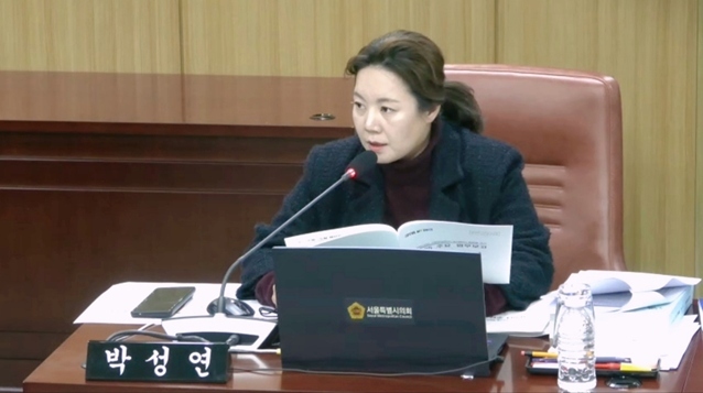 박성연 시의원이 지난 제328회 임시회 도시안전건설위원회 회의에서 서울소방재난본부로부터 주요 업무보고를 받고, 관련 현안에 대해 질의하고 있다. ⓒ타임즈 