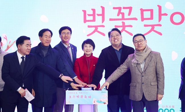 4월 2일(수) 18시 송파구 석촌호수 동호 수변무대에서 진행된 ‘호수벚꽃축제 개막식’에 참석했다. ⓒ타임즈 
