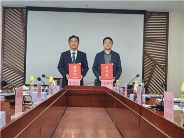 사진설명) 경기평택항만공사 김석구 사장과 양포경제개발구 샤오 지닝 국장이 협약서를 들고 양 기관 간 협력 의지를 다졌다.