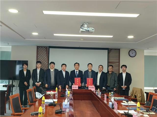 사진설명) 평택항 관계자와 양포경제개발구 대표단이 전략적 우호 협력 강화를 위한 업무협약(MOU)을 체결한 뒤 협약서를 들고 기념촬영을 진행했다.