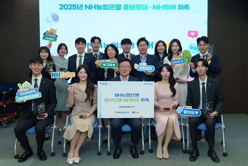 최동하 수석부행장이 직원 홍보모델 및 NH튜버들과 기념사진을 촬영하고 있다. ⓒ타임즈 