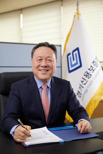 경기신보_산불_피해_복구_성금기부_이사장님_사진 ⓒ타임즈 