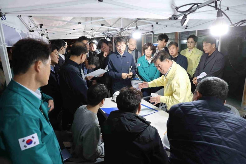 (광명1-2)광명시, 신안산선 붕괴 사고 안전 대책 강화 ⓒ타임즈<br>
(광명1-2) 박승원 광명시장이 지난 11일 자정 가까운 시간 신안산선 공사장 도로 붕괴 사고현장에서 열린 대책회의에 참석해 발언하고 있다.