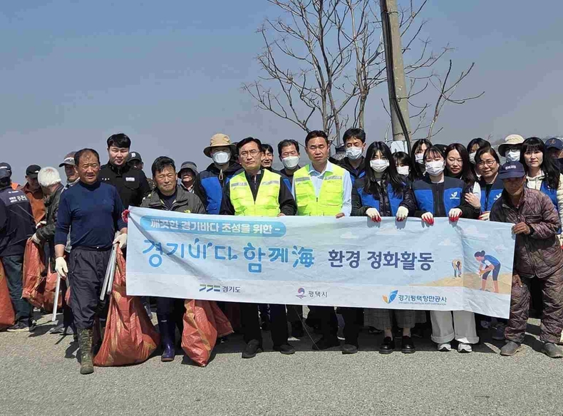 사진설명) 경기평택항만공사 김석구 사장과 임직원들이 정화 활동을 마치고 기념촬영을 하고 있다 ⓒ타임즈
