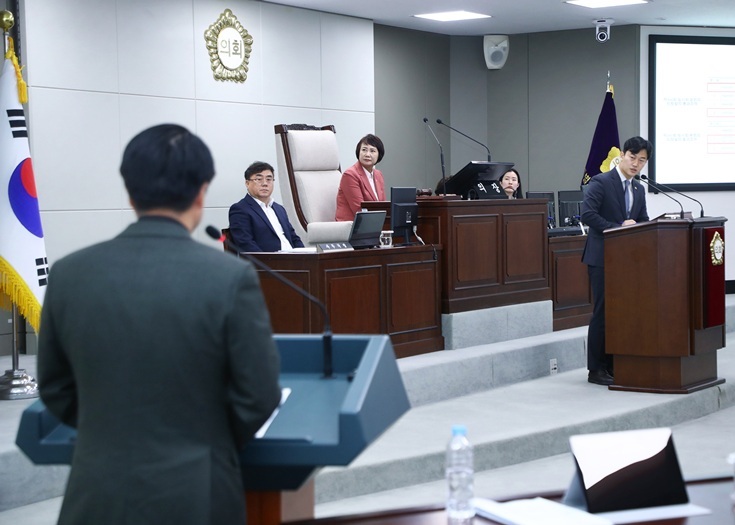 최상진 송파구의원이 제318회 정례회 구정질문에서 서강석 송파구청장을 대상으로 구정질문을 하고 있다.(`24.12.03.) ⓒ타임즈 