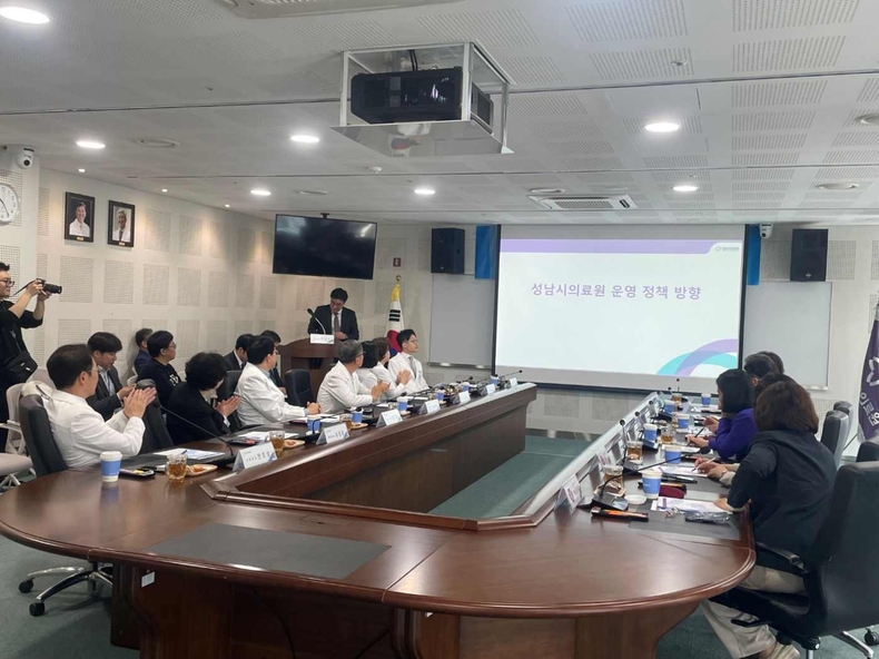 공공의료정책관-성남시 관계자가 21일 성남시의료원에서 열린 간담회에서 국회 연구단체를 대상으로 의료원의 대학병원 위탁 운영 필요성에 대해 설명하고 있다 ⓒ타임즈