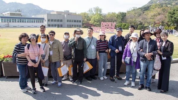 청와대 현장영상해설 투어 해설사, 참가자들의 단체 기념사진 ⓒ타임즈 