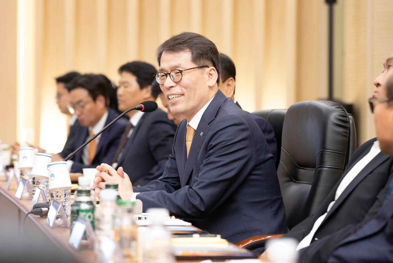 <사진은 23일 안양과천상공회의소에서 열린 중소기업 현장 간담회에서 김성태 IBK기업은행장이 중소기업 대표들과 대화 하고 있는 모습> ⓒ타임즈