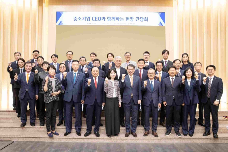 현장간담회 단체사진 ⓒ타임즈<br>
<사진은 23일 안양과천상공회의소에서 열린 중소기업 현장 간담회에서 김성태 IBK기업은행장(앞줄 왼쪽에서 다섯 번째)이 중소기업 대표들과 기념촬영을 하고 있는 모습>